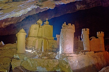В пещеру - музей Караульная.